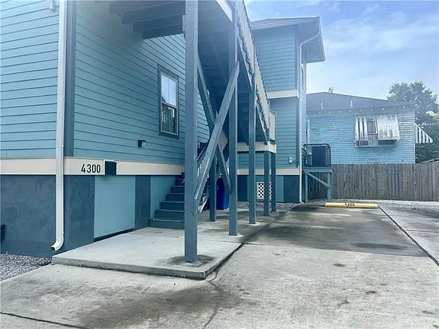 3 bed, 2.0 bath, 1360 sqft, $2,200 — Photo 2