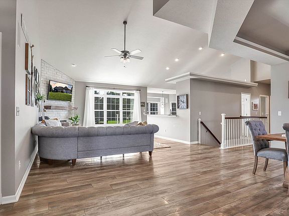 4th image of 57062 Woodmere Dr
