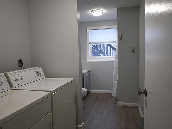 Downstairs 1&3/4 bath and la