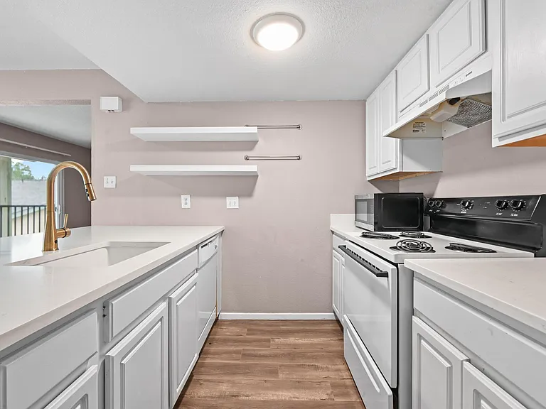 2124 Burton Dr #204 — Photo 5