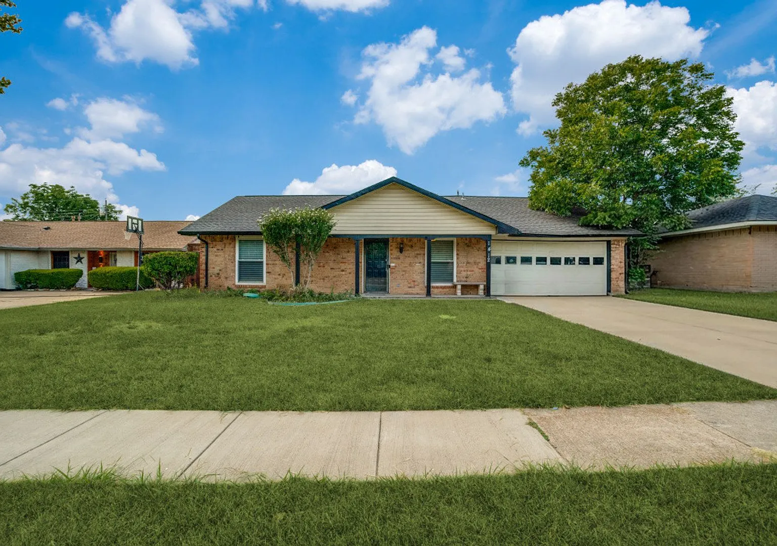Freshly Renovated 3 Bedroom House in Plano! — Photo 1