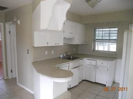 2nd image of 2111 Laura Ln