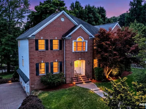 2 Concord Ct, Mahwah, NJ 07430