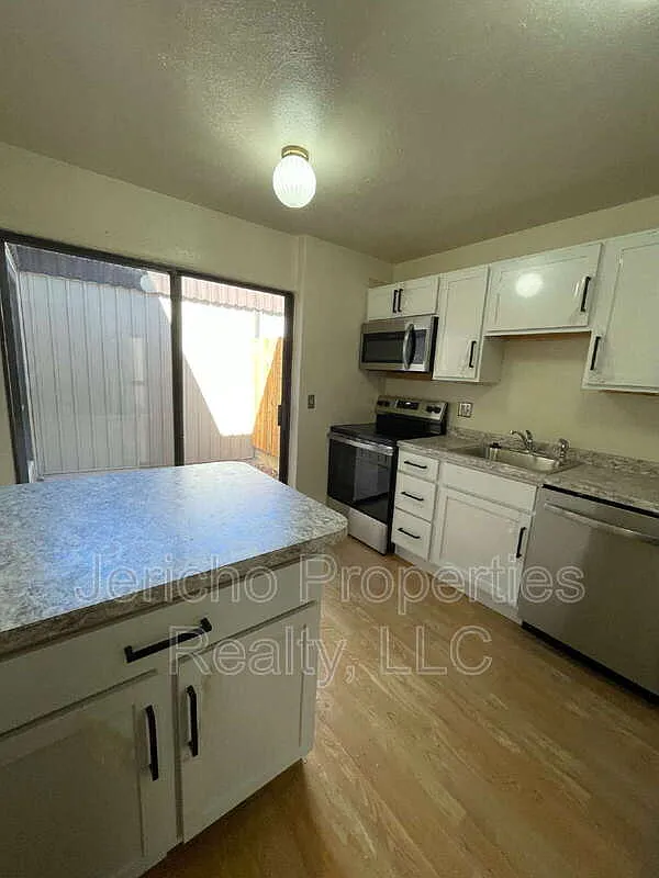 3 bed, 2.0 bath, 1752 sqft, $2,395 — Photo 4