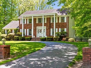 32 Pinehill Dr, Upper Saddle River, NJ 07458