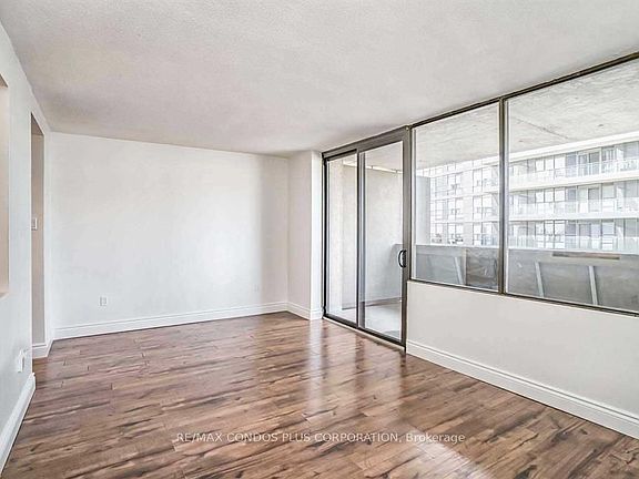 4th image of 720 Spadina Ave #1011