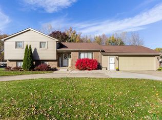 28369 Hendrie Dr, New Baltimore, MI 48047