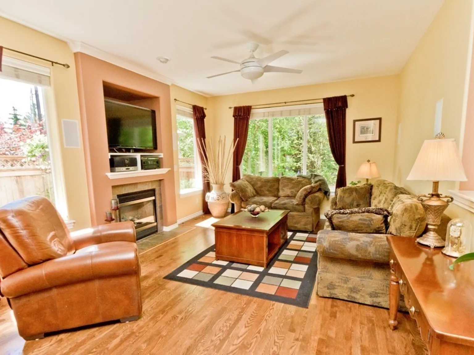 4 bed, 2.5 bath, 2460 sqft, $4,200 — Photo 3