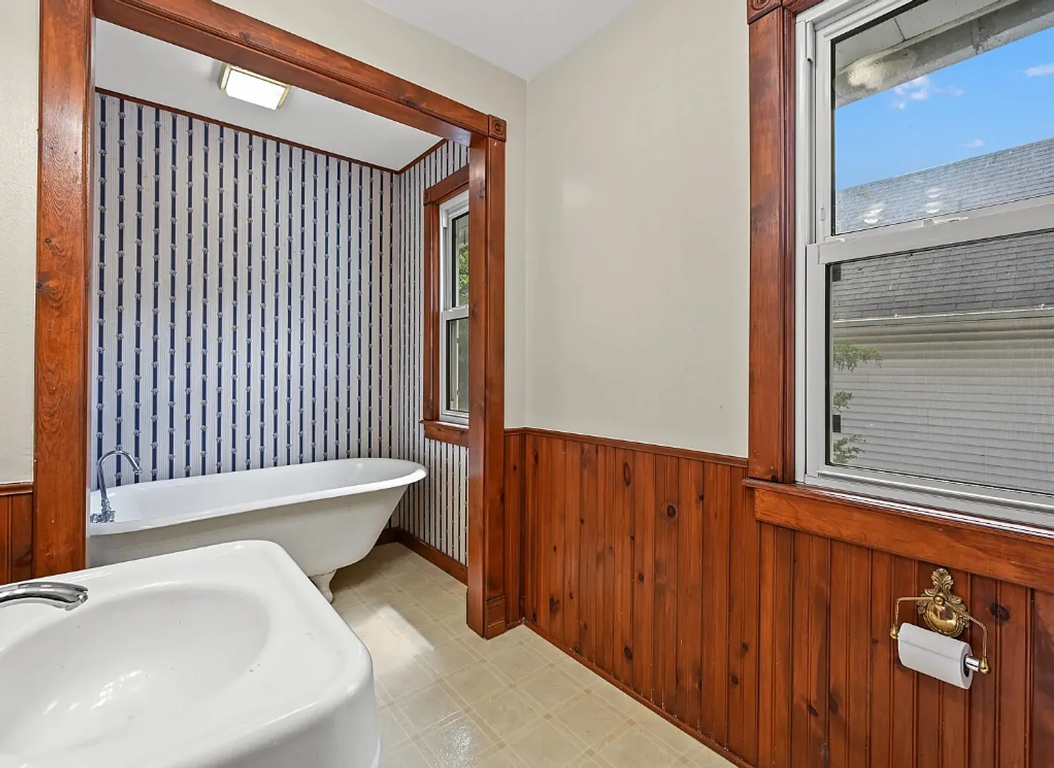 4 bedroom 2 bathroom unit that is fully renovated. — Photo 2