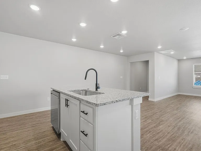 3035 Glennster St — Photo 11