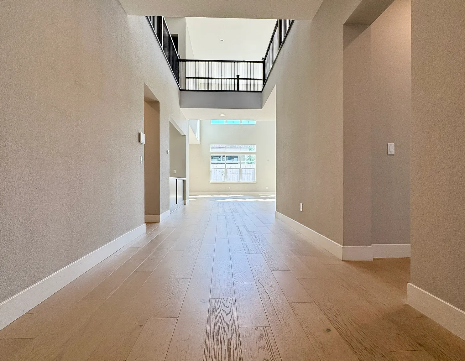 5 bed, 4659 sqft, $7,950 — Photo 4