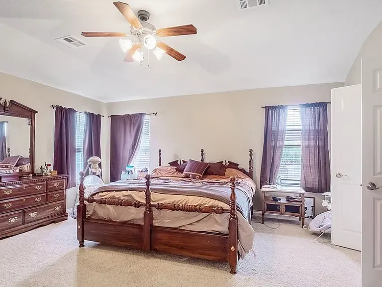 2426 Caroline Ct — Photo 17