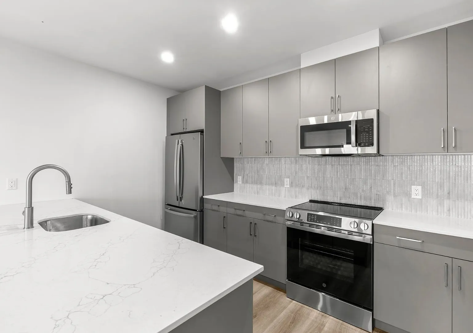 180 Morris Ave - 203 — Photo 3