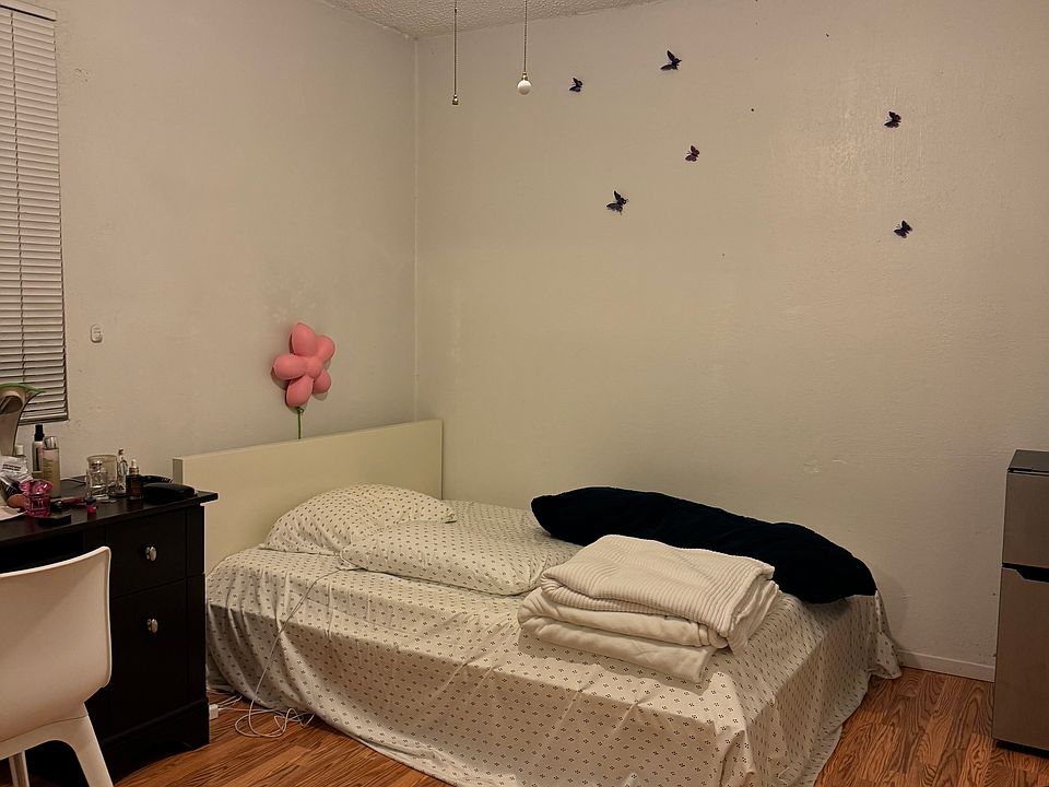 2nd image of 2622 Marine Ave