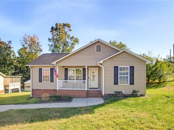 1809 Augusta Dr, Thomasville, NC 27360