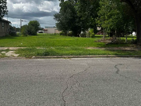 1611 10th St, Port Arthur, TX 77640