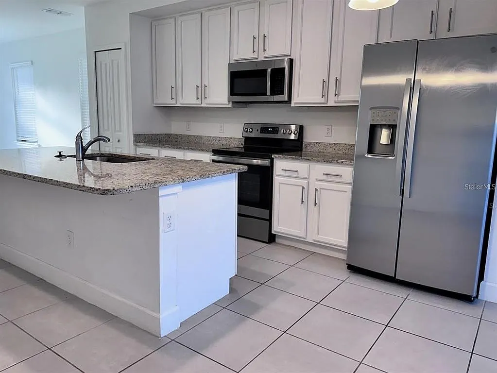 4 bed, 3.5 bath, 1721 sqft, $2,275 — Photo 2