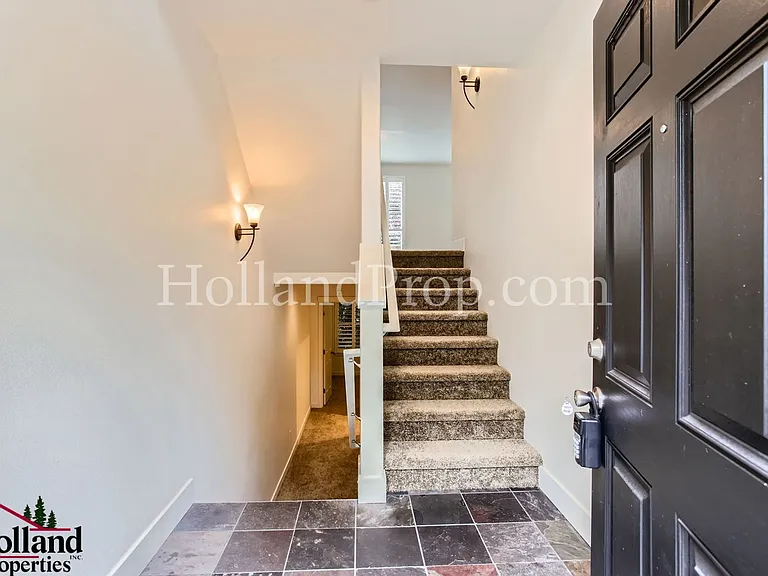 2287 NE Sheffield Ave — Photo 4
