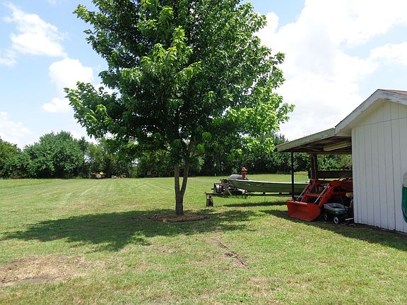 5th image of 127 Country Dr