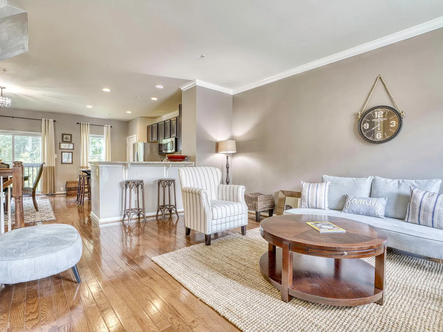 3 bed, 2310 sqft, $3,100 — Photo 4
