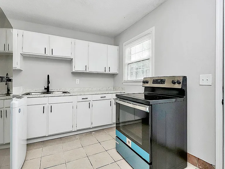 Thompson Place Apartments — Photo 17