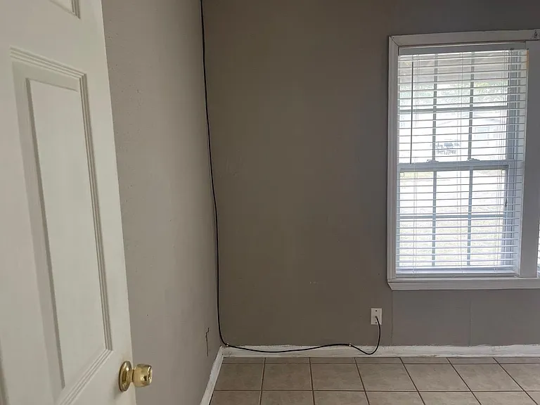 4005 Devon Dr — Photo 2