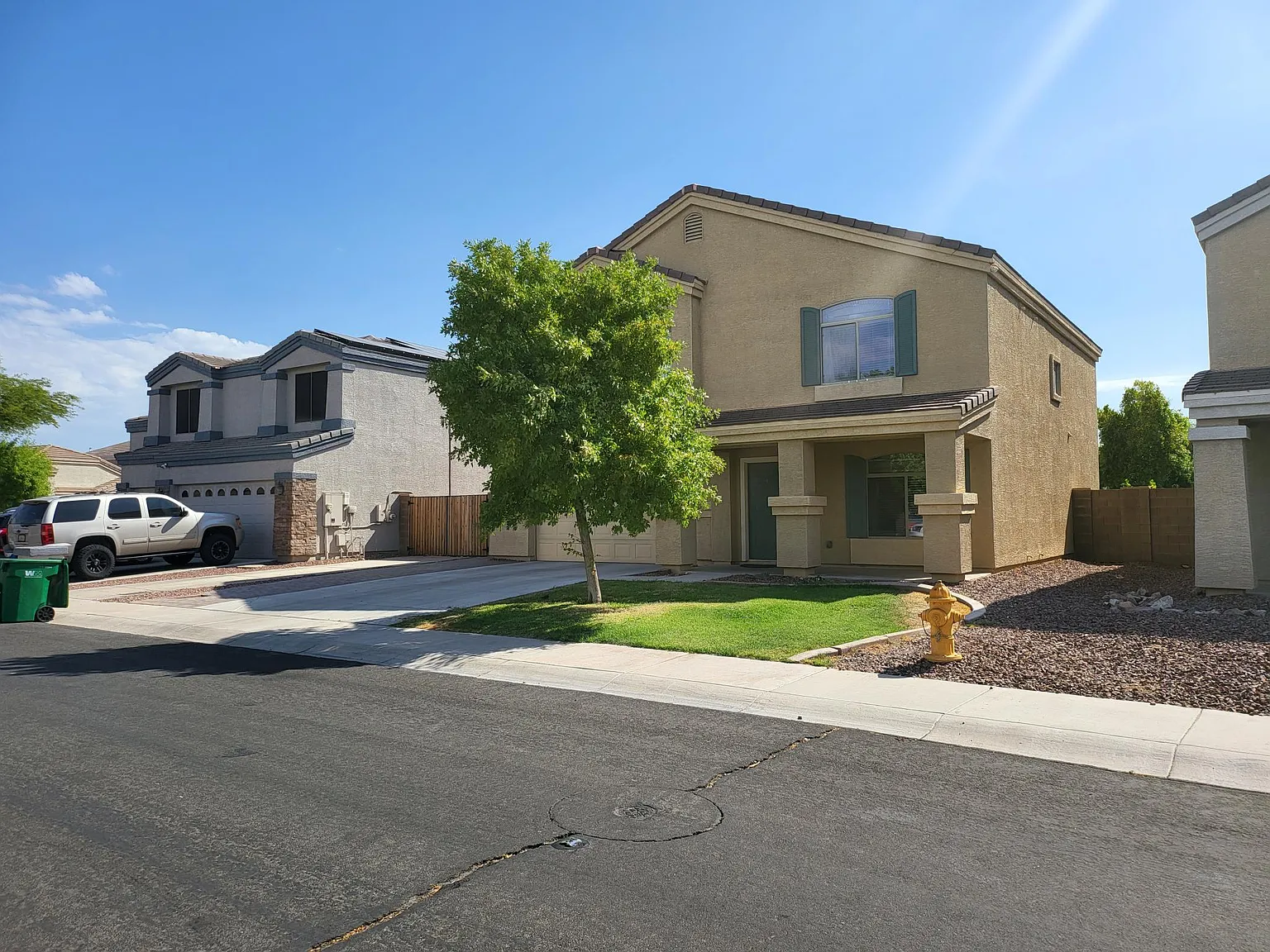 4 bed, 2.5 bath, 2515 sqft, $2,400 — Photo 2