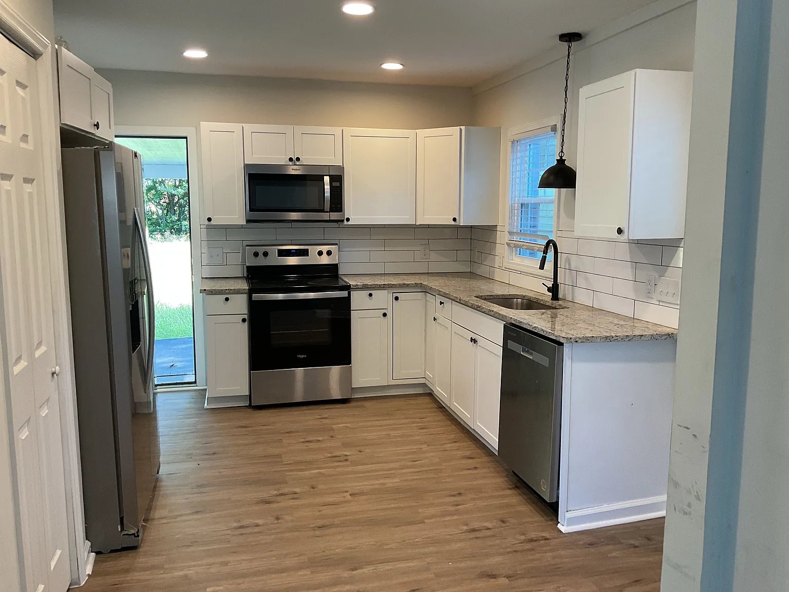 3 bed, 1.0 bath, 963 sqft, $1,715 — Photo 3