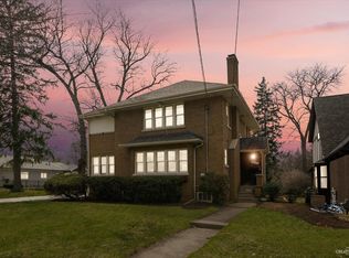 910 N Main St, Wheaton, IL 60187