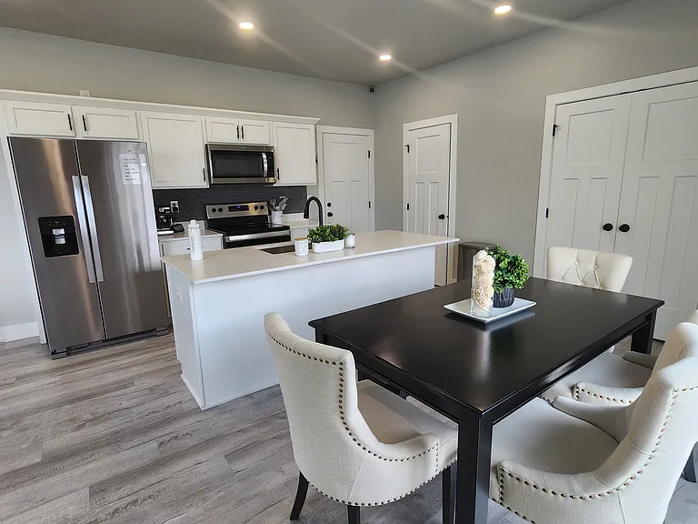 603 NE Pearl Dr — Photo 5