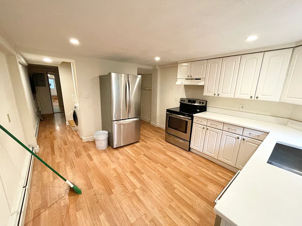 16 Greenwich St #1