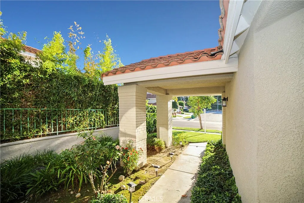 5 bed, 2844 sqft, $4,900 — Photo 2