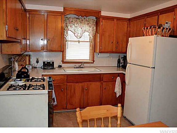 3rd image of 290 Oakvale Blvd