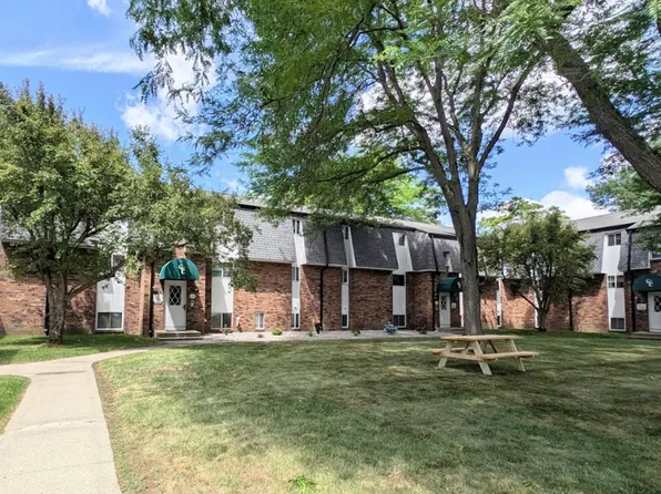 2063 Memorial - Court View Commons, 2063 Memorial Dr #18, Chicopee, MA 01020
