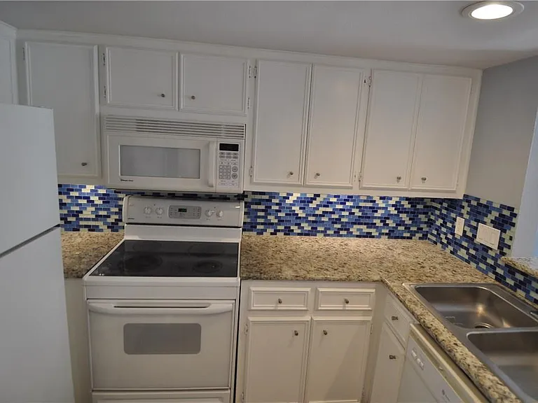 706 W 22nd St #305 — Photo 7