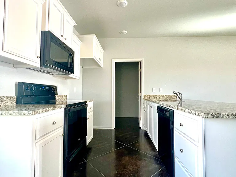 5009 Weiblen St — Photo 11