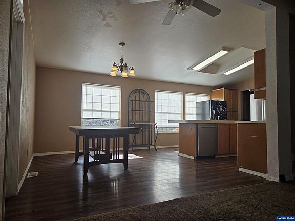 5th image of 905 Mountain View Rd