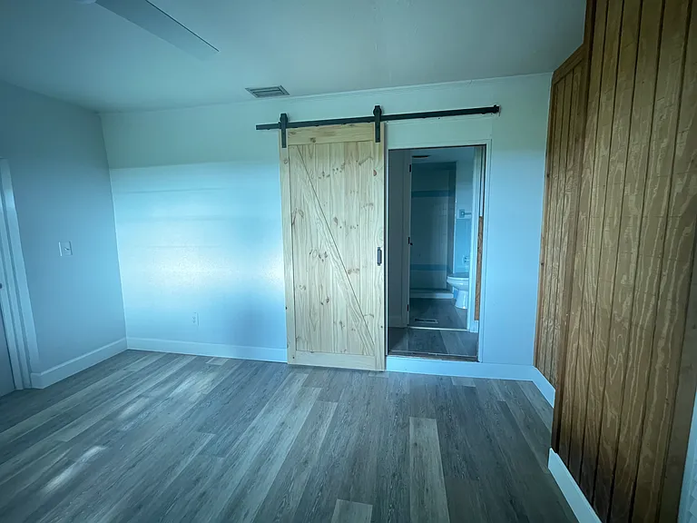 1085 S Lake Ave — Photo 19