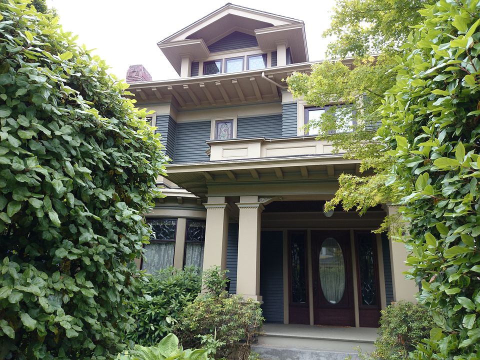 2nd image of 729 12th Ave E
