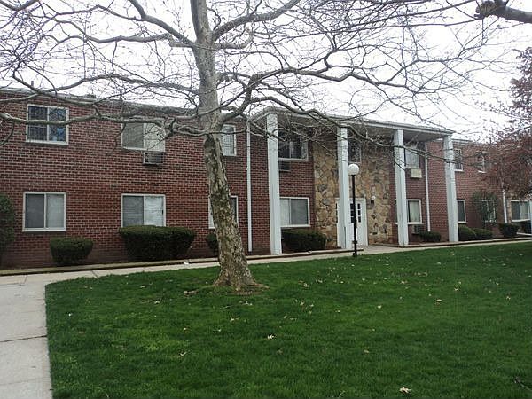 1st image of 17 Gadsen Pl APT 1G
