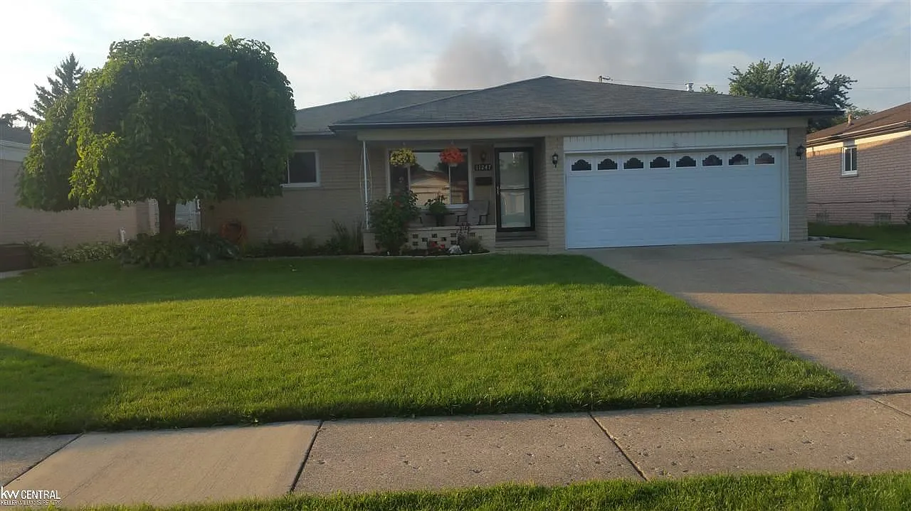 11247 Hemlock Dr photo 1