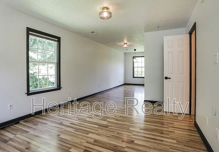2574 Kenilworth Ln — Photo 2