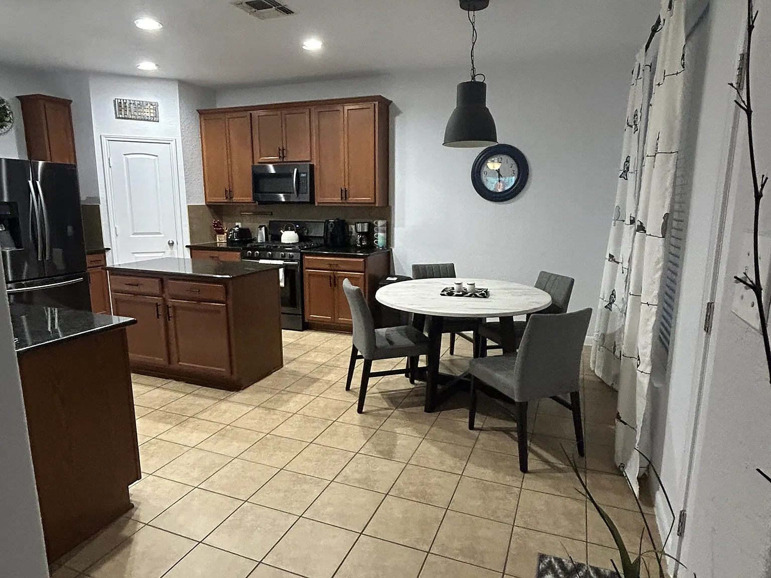 5 bed, 2.5 bath, 2404 sqft, $750 — Photo 4