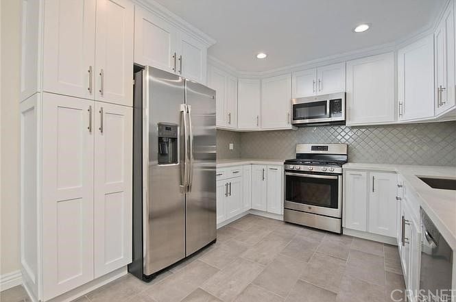 1st image of 5301 Yarmouth Ave Unit 9