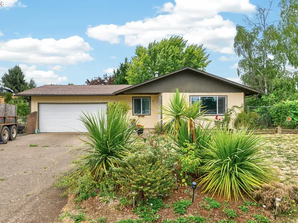440 NE 3rd St, Willamina, OR 97396