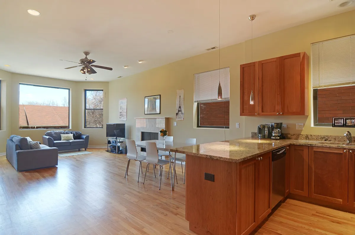 Building Photo - 2147 W Evergreen Ave #201