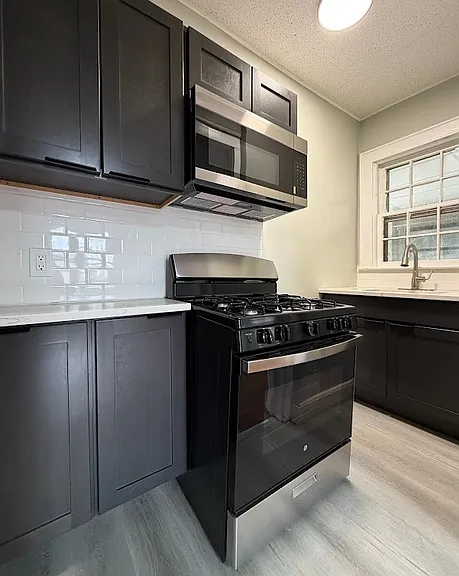 124 E 7th St #3 — Photo 1