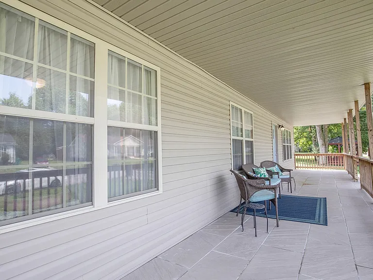 457 Reeves Dr — Photo 4