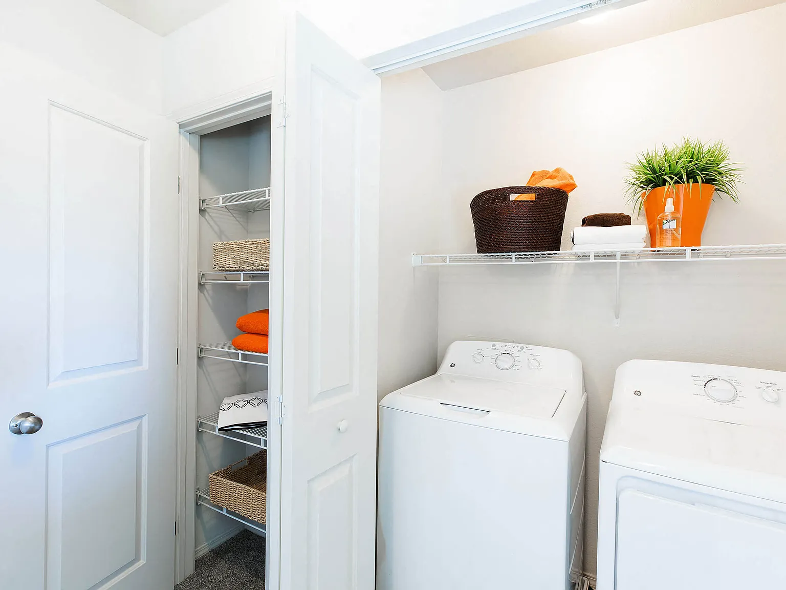 EVERETT APARTMENT HOMES — Photo 3