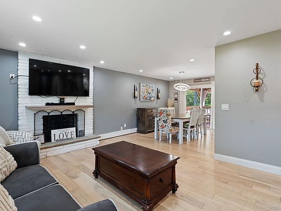 3rd image of 53 Carriage Hill Lane